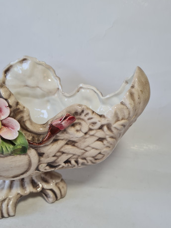 Фруктовница винтажная большая Bassano с объемными цветами, фарфор, 31x 18 x 18 см, Италия, 1960-70гг.