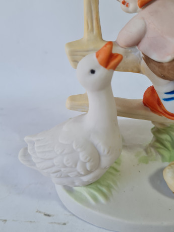 Фигурка Hummelfigur "Мальчик на заборе и гусь" в нежных тонах, фарфор, 12 x 13 см, Германия, 1960-70гг.