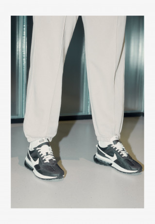 Nike Sportswear AIR MAX PRE DAY Sneaker low black/white/metallic silver AIR MAX PRE DAY Низкие кроссовки женские черный/белый/серебристый металлик