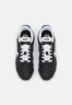 Nike Sportswear AIR MAX PRE DAY Sneaker low black/white/metallic silver AIR MAX PRE DAY Низкие кроссовки женские черный/белый/серебристый металлик