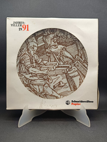 Тарелка декоративная винтажная Johann Seltmann Vohenstraub Bavaria "Переплетчик", юбилейная, в заводской упаковке, в охровых оттенках, фарфор, 24 см, Германия, 1991 год.