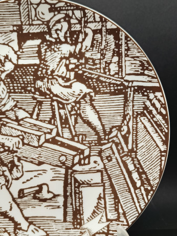 Тарелка декоративная винтажная Johann Seltmann Vohenstraub Bavaria "Переплетчик", юбилейная, в заводской упаковке, в охровых оттенках, фарфор, 24 см, Германия, 1991 год.