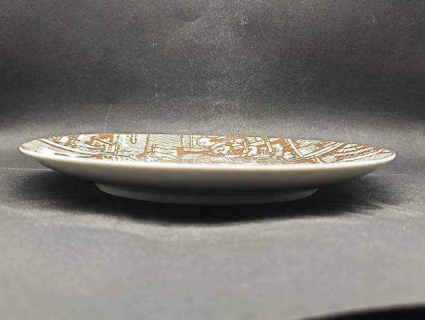 Тарелка декоративная винтажная Johann Seltmann Vohenstraub Bavaria "Переплетчик", юбилейная, в заводской упаковке, в охровых оттенках, фарфор, 24 см, Германия, 1991 год.