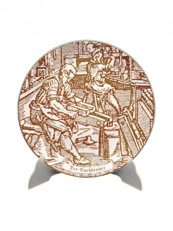 Тарелка декоративная винтажная Johann Seltmann Vohenstraub Bavaria "Переплетчик", юбилейная, в заводской упаковке, в охровых оттенках, фарфор, 24 см, Германия, 1991 год.
