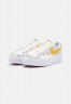 Nike Sportswear BLAZER PLATFORM Sneaker low sail/university blue/vivid sulfur/game royal/mystic hibiscus/bleached coral BLAZER PLATFORM Низкие кроссовки женские парус/университетский синий/яркая сера/game royal/мистический гибискус/обесцвеченный коралл