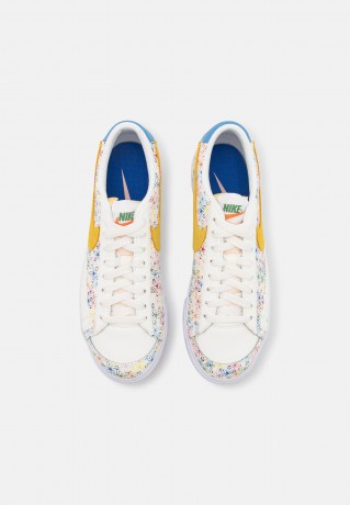 Nike Sportswear BLAZER PLATFORM Sneaker low sail/university blue/vivid sulfur/game royal/mystic hibiscus/bleached coral BLAZER PLATFORM Низкие кроссовки женские парус/университетский синий/яркая сера/game royal/мистический гибискус/обесцвеченный коралл