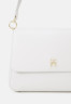 Tommy Hilfiger LIFE SHOULDER BAG Handbag weathered white СУМКА НА ПЛЕЧО LIFE Сумка выветрившийся белый