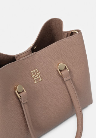 Tommy Hilfiger Handbag oat milk сумочка овсяное молоко