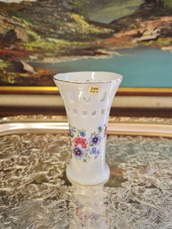 Lily Creek Белая фарфоровая ваза с резным краем и позолотой 24К "Букет цветов", 10 x 6,5 см, Германия, 1960-70гг.