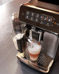 Philips Philips Kaffeevollautomat 3200 Serie EP3246/70 LatteGo, fur 5 Kaffeespezialitaten und anpassbarer Starke, silber schwarz  Полностью автоматическая кофемашина Philips серии 3200 EP3246/70 LatteGo, для 5 сортов кофе и регулируемой крепости, серебрис
