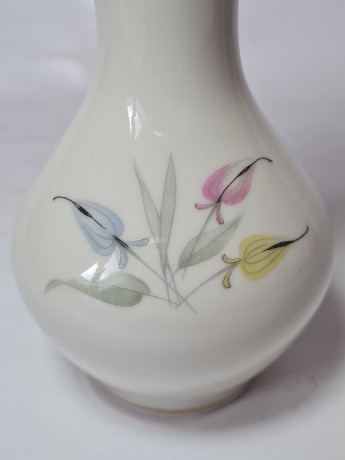 Bavaria Белая фарфоровая ваза с цветочным декором, 19,5 x 7,5 см, Германия, 1960-70гг.