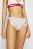 Tommy Hilfiger THONG 3 PACK Thong mineralize/balanced beige/pale pink НАБОР 3 КОМПЛЕКТА ТРЕНАЖЕЙ Стринги минерализованный/сбалансированный бежевый/бледно-розовый