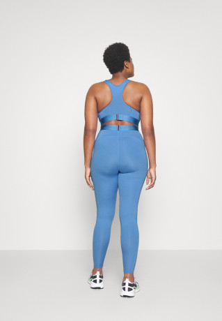 Tommy Hilfiger ESSENTIALS TAPE BRA Medium support sports bra Hydrangea Blue ESSENTIALS TAPE BRA Спортивный бюстгальтер со средней поддержкой гортензия синяя