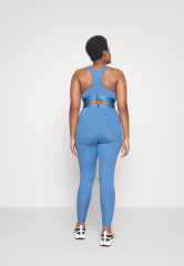 Tommy Hilfiger ESSENTIALS TAPE BRA Medium support sports bra Hydrangea Blue ESSENTIALS TAPE BRA Спортивный бюстгальтер со средней поддержкой гортензия синяя