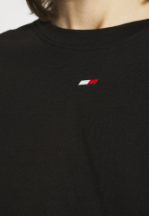 Tommy Hilfiger ESSENTIALS RELAXED CROPPED TEE Sports T-shirt black УКОРОЧЕННАЯ ФУТБОЛКА ESSENTIALS RELAXED Спортивная футболка черный