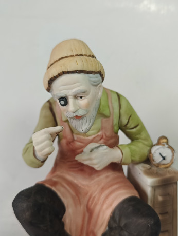 Статуэтка винтажная Dresden "Часовщик", фарфор, 19 см, Германия, 1960-70гг.