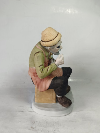 Статуэтка винтажная Dresden "Часовщик", фарфор, 19 см, Германия, 1960-70гг.