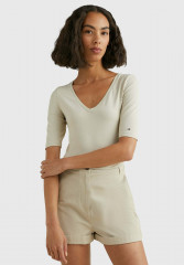 Tommy Hilfiger MODERN CO EA V-NK  SLV Basic T-shirt light sandalwood MODERN CO EA V-NK SLV Базовая футболка светлое сандаловое дерево