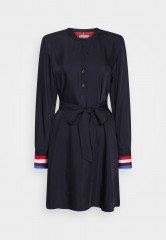 Tommy Hilfiger STRIPE KNEE HENLEY DRESS Shirt dress desert sky ПЛАТЬЕ HENLEY В ПОЛОСКУ Платье-рубашка небо пустыни