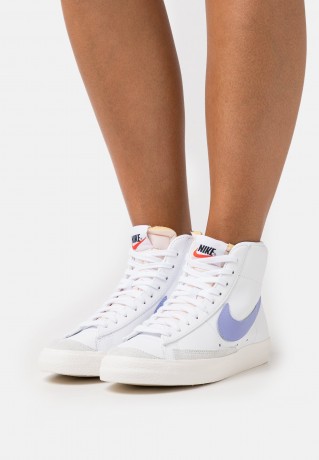 Nike Sportswear BLAZER MID 77 Sneaker high white/light thistle/sail/black/team orange BLAZER MID 77 Высокие кроссовки женские белый/светлый чертополох/парус/черный/оранжевый