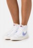 Nike Sportswear BLAZER MID 77 Sneaker high white/light thistle/sail/black/team orange BLAZER MID 77 Высокие кроссовки женские белый/светлый чертополох/парус/черный/оранжевый