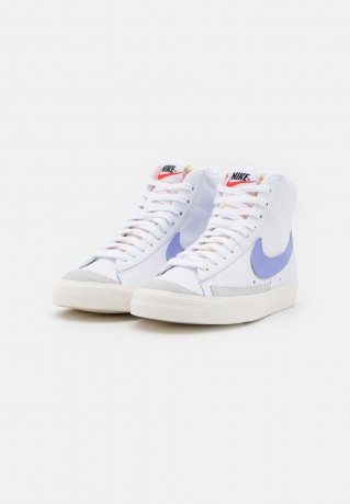 Nike Sportswear BLAZER MID 77 Sneaker high white/light thistle/sail/black/team orange BLAZER MID 77 Высокие кроссовки женские белый/светлый чертополох/парус/черный/оранжевый