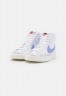 Nike Sportswear BLAZER MID 77 Sneaker high white/light thistle/sail/black/team orange BLAZER MID 77 Высокие кроссовки женские белый/светлый чертополох/парус/черный/оранжевый