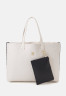 Tommy Hilfiger ICONIC TOMMY TOTE MONO Tote bag weathered white ICONIC TOMMY TOTE MONO Сумка-тоут выветрившийся белый