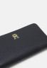 Tommy Hilfiger EMBLEM LARGE Wallet space blue ЭМБЛЕМА БОЛЬШАЯ Бумажник космический синий