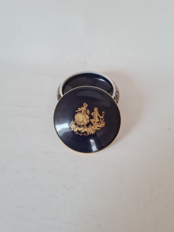 LIMOGES CASTEL Шкатулка темно-синяя с позолотой 22K "Признание в любви", 4см х 8 см, Франция, 1950-60гг.