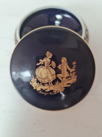 LIMOGES CASTEL Шкатулка темно-синяя с позолотой 22K "Признание в любви", 4см х 8 см, Франция, 1950-60гг.