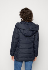 Tommy Hilfiger MODERN WRAP HOODED JACKET Down coat desert sky КУРТКА С КАПЮШОНОМ MODERN WRAP Пуховик небо пустыни
