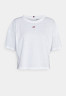 Tommy Hilfiger ESSENTIALS RELAXED CROPPED TEE Sports T-shirt optic white УКОРОЧЕННАЯ ФУТБОЛКА ESSENTIALS RELAXED Спортивная футболка оптический белый