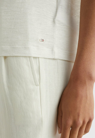 Tommy Hilfiger SCOOP NECK ROLLED SLEEVE Basic T-shirt ecru РУКАВ С ВЫСОКИМ ВЫРЕЗОМ Базовая футболка экрю