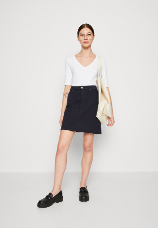 Tommy Hilfiger MODERN CO EA V-NK  SLV Basic T-shirt optic white MODERN CO EA V-NK SLV Базовая футболка оптический белый