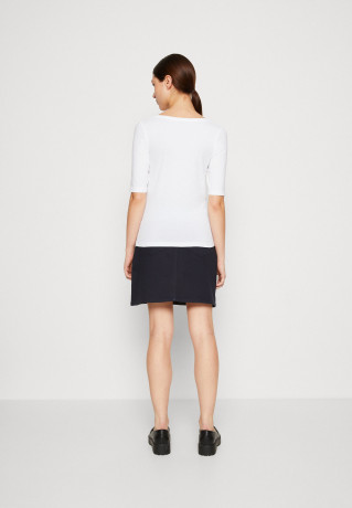 Tommy Hilfiger MODERN CO EA V-NK  SLV Basic T-shirt optic white MODERN CO EA V-NK SLV Базовая футболка оптический белый