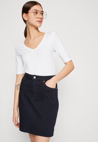 Tommy Hilfiger MODERN CO EA V-NK  SLV Basic T-shirt optic white MODERN CO EA V-NK SLV Базовая футболка оптический белый