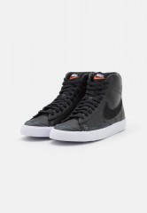Nike Sportswear BLAZER MID 77 Sneaker high black/white BLAZER MID 77 Высокие кроссовки женские черно-белый