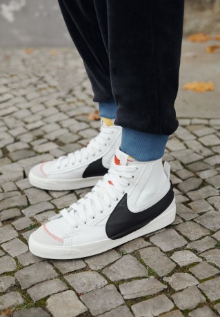 Nike Sportswear BLAZER MID #x27;77 JUMBO UNISEX Sneaker high white/black/sail/team orange BLAZER MID #x27;77 JUMBO UNISEX — Высокие кроссовки женские белый/черный/парус/командно-оранжевый