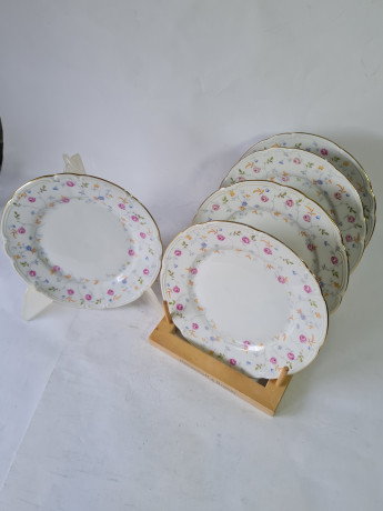 Набор тарелок винтажных Triptis-VEB, белый фарфор с разноцветным цветочным декором и позолоченным краем, 5 шт х 19 x 2 см, Германия, 1960-70гг.