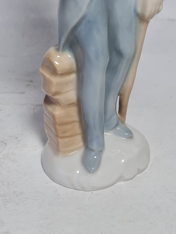 Статуэтка винтажная Im Stil Llardo "Кавалер со шляпой в руке", фарфор, 21 см, Германия, 1960-70гг.