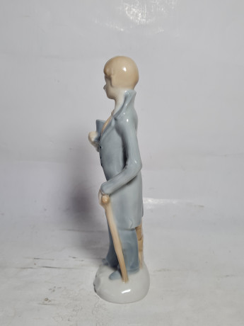 Статуэтка винтажная Im Stil Llardo "Кавалер со шляпой в руке", фарфор, 21 см, Германия, 1960-70гг.