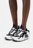 Nike Sportswear AIR MAX FURYOSA Sneaker low black/summit white AIR MAX FURYOSA — Низкие кроссовки женские черный/высокобелый