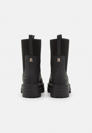Tommy Hilfiger FEMININE SEASONAL UTILITY Platform ankle boots black FEMININE SEASONAL UTILITY Ботильоны на платформе черный