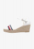 Tommy Hilfiger MID CORPORATE Wedge sandals white MID CORPORATE Босоножки на танкетке белый