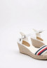Tommy Hilfiger MID CORPORATE Wedge sandals white MID CORPORATE Босоножки на танкетке белый