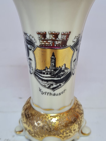 Ваза винтажная на ножках Wilheim, белый фарфор с обильной позолотой и изображением г. Киффхойзер, 10 x 5 см, Германия, 1960-70гг.