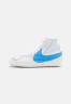 Nike Sportswear BLAZER MID #x27;77 JUMBO UNISEX Sneaker high white/university blue/sail/black/pure platinum/team orange BLAZER MID #x27;77 JUMBO UNISEX — Высокие кроссовки женские белый/университетский синий/парус/черный/чистая платина/командный оранжевый