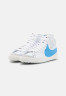Nike Sportswear BLAZER MID #x27;77 JUMBO UNISEX Sneaker high white/university blue/sail/black/pure platinum/team orange BLAZER MID #x27;77 JUMBO UNISEX — Высокие кроссовки женские белый/университетский синий/парус/черный/чистая платина/командный оранжевый