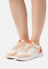 Tommy Hilfiger RUNNER WITH HEEL DETAIL Trainers sugarcane БЕГУНЫ С ДЕТАЛЯМИ НА КАБЛУ Кроссовки сахарный тростнк